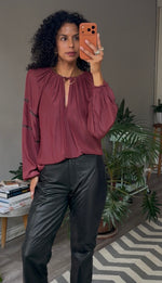 Cargar imagen en el visor de la galería Blusa Poliéster Vino RAMY BROOK
