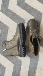 Abrir y reproducir video en la galería Botas piel verde olivo VINCE CAMUTO
