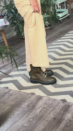 Abrir y reproducir video en la galería Botas piel verde olivo VINCE CAMUTO

