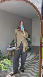 Abrir y reproducir video en la galería Camisa Seda Verde Aceituna TASSO ELBA
